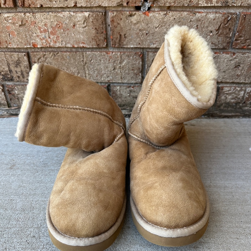 UGG Australia Women's Classic Chestnut Short Warm Comfort Boot Size 9